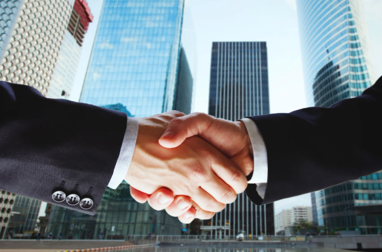 M&A em 2025: profissionais analisando documentos de due diligence e valuation.